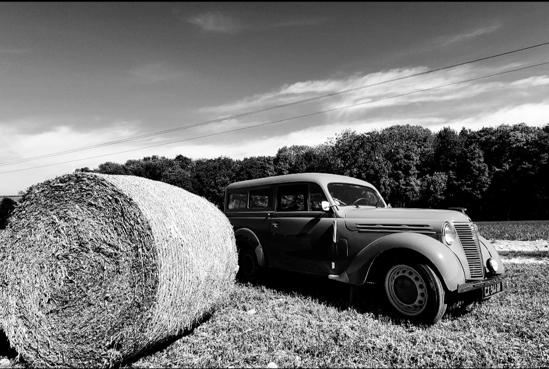 LeNordMeusien's tweet photo. #moisson chez moi ... ces odeurs en #juva4 😊... on rentre du taf ce samedi .. 1 douche ..et je roule... #lacherprise #onsouffle ... #EnNoirEtBlanc #meuse #renault https://t.co/cpgZnYOKdM