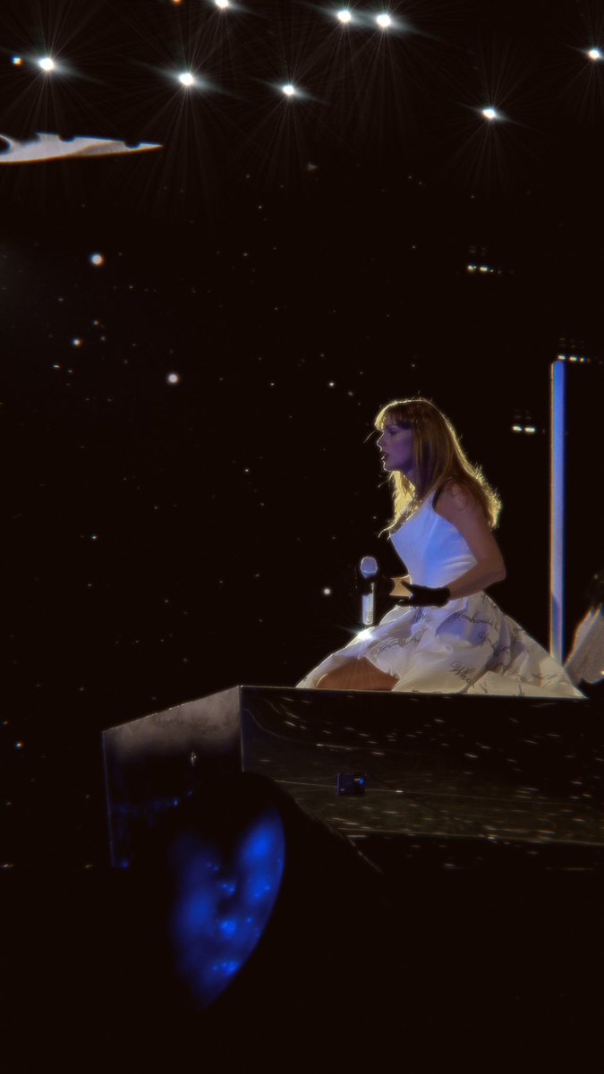 crazygattara's tweet photo. altre foto di taylor swift che non hai ancora visto perché le ho scattate durante il weekend a milano https://t.co/LKXDtFPfRI