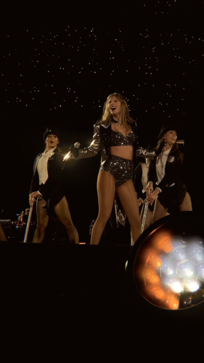 crazygattara's tweet photo. altre foto di taylor swift che non hai ancora visto perché le ho scattate durante il weekend a milano https://t.co/LKXDtFPfRI