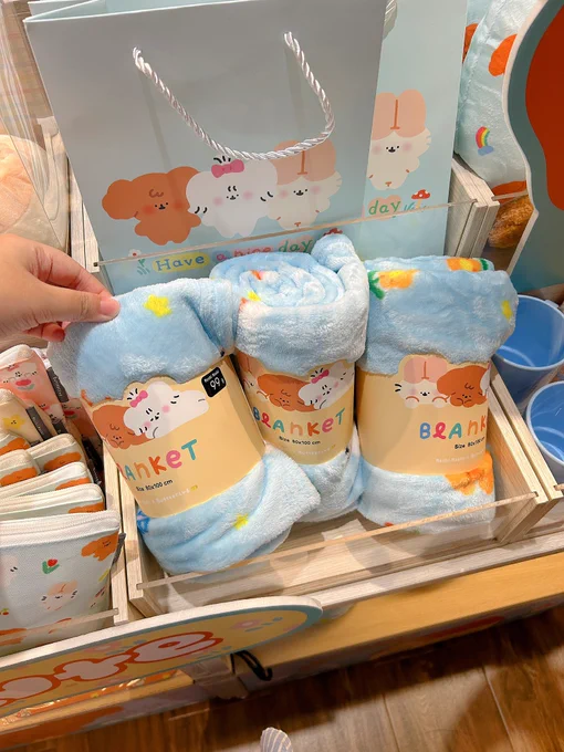 Moshi Moshi x Butterclub เปิดตัวเรียบร้อยแล้วค่า  ในที่สุดก็ในเห็นสินค้าจริงแล้วค่ะ น้องๆน่ารักแบบx100000เลย เป็นโปรเจคที่ตื่นเต้นมากที่น้องๆจาก Butterclub จะได้ออกมาโลดแล่นบนโปรดักส์ที่หลากหลายมากขึ้นค่ะ! ทั้งเครื่องเขียน เสื้อผ้า ของใช้ ตุ๊กตาพวงกุญแจ และอื่นๆ 