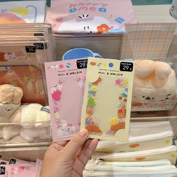 Moshi Moshi x Butterclub เปิดตัวเรียบร้อยแล้วค่า  ในที่สุดก็ในเห็นสินค้าจริงแล้วค่ะ น้องๆน่ารักแบบx100000เลย เป็นโปรเจคที่ตื่นเต้นมากที่น้องๆจาก Butterclub จะได้ออกมาโลดแล่นบนโปรดักส์ที่หลากหลายมากขึ้นค่ะ! ทั้งเครื่องเขียน เสื้อผ้า ของใช้ ตุ๊กตาพวงกุญแจ และอื่นๆ 