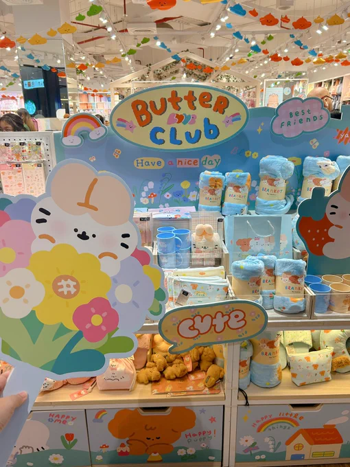 Moshi Moshi x Butterclub เปิดตัวเรียบร้อยแล้วค่า  ในที่สุดก็ในเห็นสินค้าจริงแล้วค่ะ น้องๆน่ารักแบบx100000เลย เป็นโปรเจคที่ตื่นเต้นมากที่น้องๆจาก Butterclub จะได้ออกมาโลดแล่นบนโปรดักส์ที่หลากหลายมากขึ้นค่ะ! ทั้งเครื่องเขียน เสื้อผ้า ของใช้ ตุ๊กตาพวงกุญแจ และอื่นๆ 