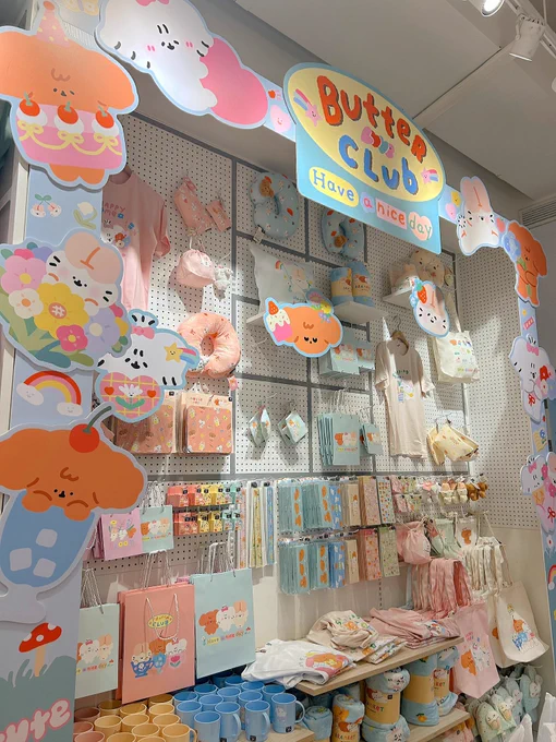 Moshi Moshi x Butterclub เปิดตัวเรียบร้อยแล้วค่า  ในที่สุดก็ในเห็นสินค้าจริงแล้วค่ะ น้องๆน่ารักแบบx100000เลย เป็นโปรเจคที่ตื่นเต้นมากที่น้องๆจาก Butterclub จะได้ออกมาโลดแล่นบนโปรดักส์ที่หลากหลายมากขึ้นค่ะ! ทั้งเครื่องเขียน เสื้อผ้า ของใช้ ตุ๊กตาพวงกุญแจ และอื่นๆ 