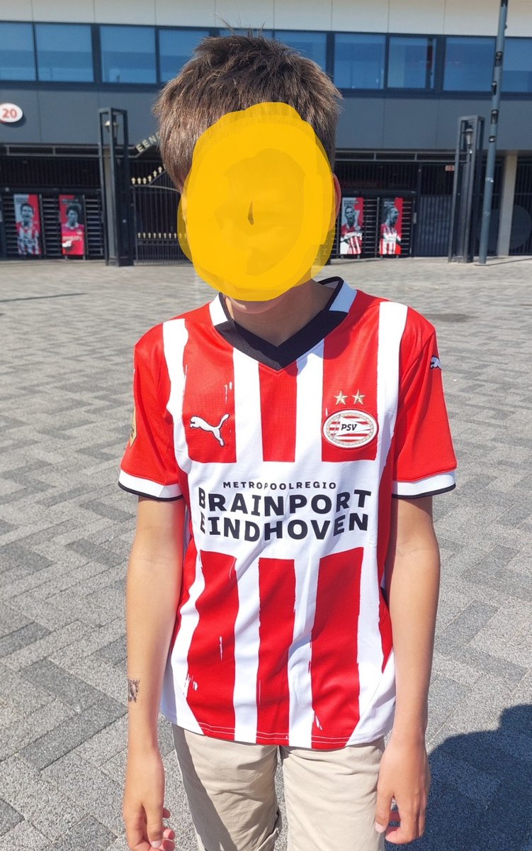 patrickbotter's tweet photo. Vandaag mocht mijn zoon een nieuw PSV shirt uitkiezen. Hij koos voor het thuis shirt. Ik was sceptisch vantevoren. Maar toen ik het shirt echt zag hangen vond ik hem toch wel heel vet hoor. PSV kampioenen!!!
#psv #eindhoven #psvfanshop #psvtenue #psvshirt https://t.co/WIrNIrfgT5