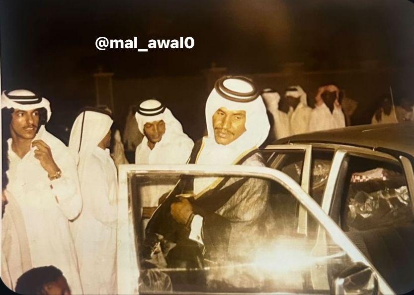 Awal0Mal's tweet photo. الوالد راشد علي عيسى المهيزع حفظه الله في حفل زواجه سنة ١٩٨٠ وبجانبه شقيقه حسن رحمه الله https://t.co/GTqBfYuCsd