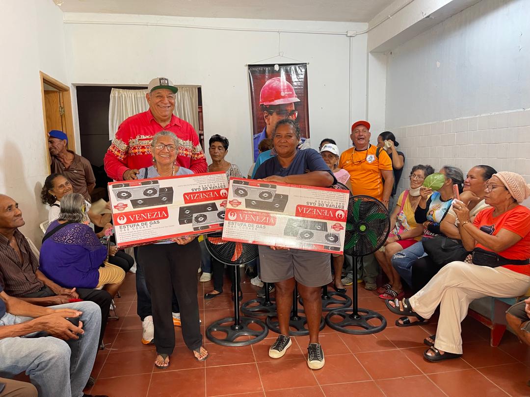 En mi acostumbrada jornada semanal desde el Centro de Acopio en Villa Rosa entregué ventiladores, cocinas, medicamentos a la población que hizo su solicitud por la Oficina de Bienestar Social en la Alcaldía.
#ConLaFuerzaDelPueblo
<a href="/NicolasMaduro/">Nicolás Maduro</a>
<a href="/Alessandrellove/">GIUSEPPE ALESSANDRELLO</a> <a href="/PartidoPSUV/">PSUV</a>