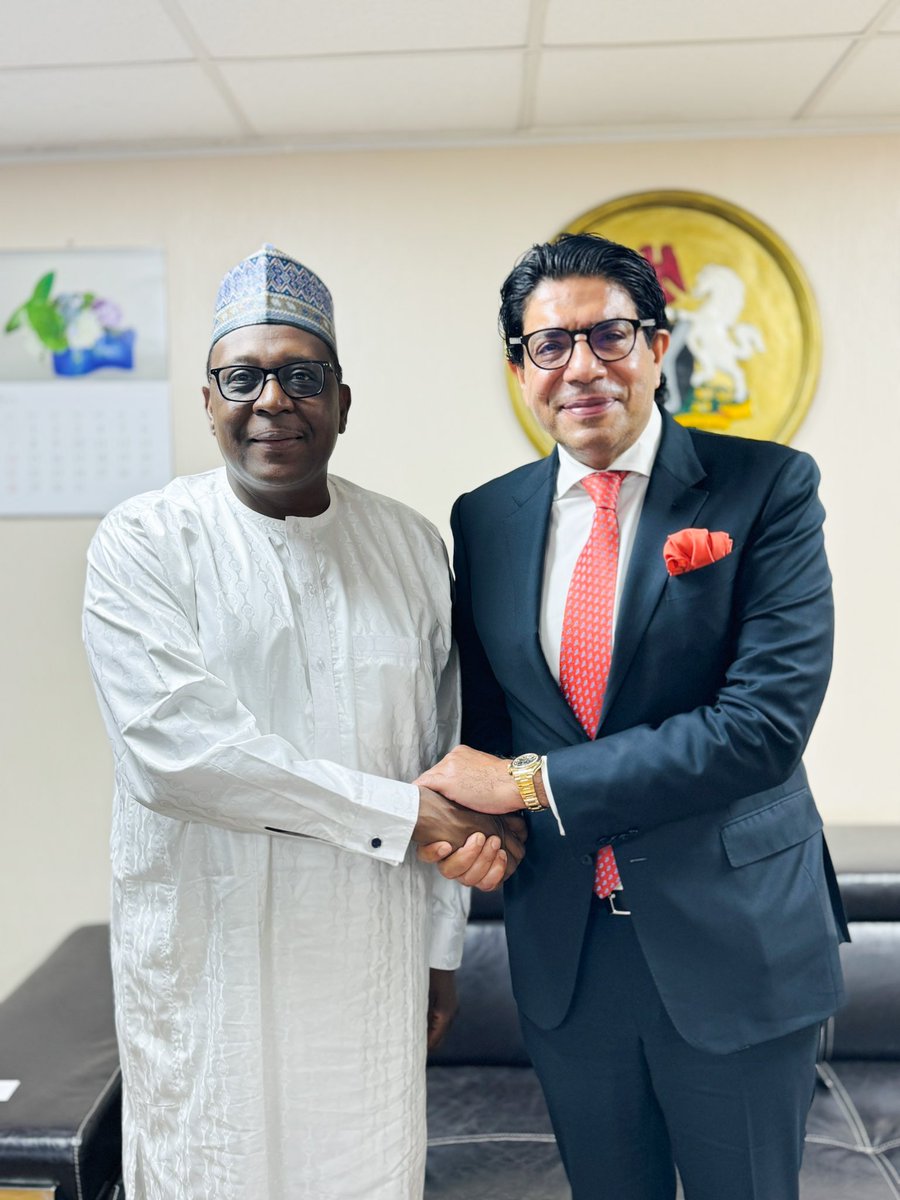 voiceofnigeria's tweet image. The Ministry of Health &amp;amp; Social Welfare has signed a Memorandum of Understanding (MoU) with the #GlobalGasesGroup, led by its Founder/CEO, Mr. Deepak Mehta, to establish gas plants for the production of liquefied #medicaloxygen in Nigeria.