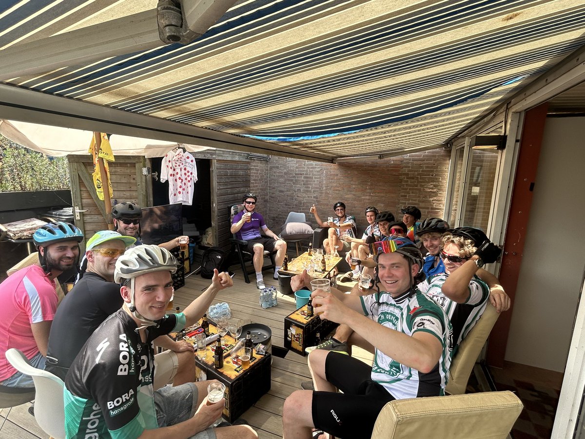 AFCA_rickk's tweet photo. Tour du Bier! 

De Erpse Subleague van Scorito zit er klaar voor!

Iedere 8 kilometer pilsje op drinken
Iedere Col speciaal biertje drinken
Iedere aanval shotten!

Uitrijden is de grootste uitdaging.
@scorito @MeneerScorito https://t.co/GZVLBgFplw