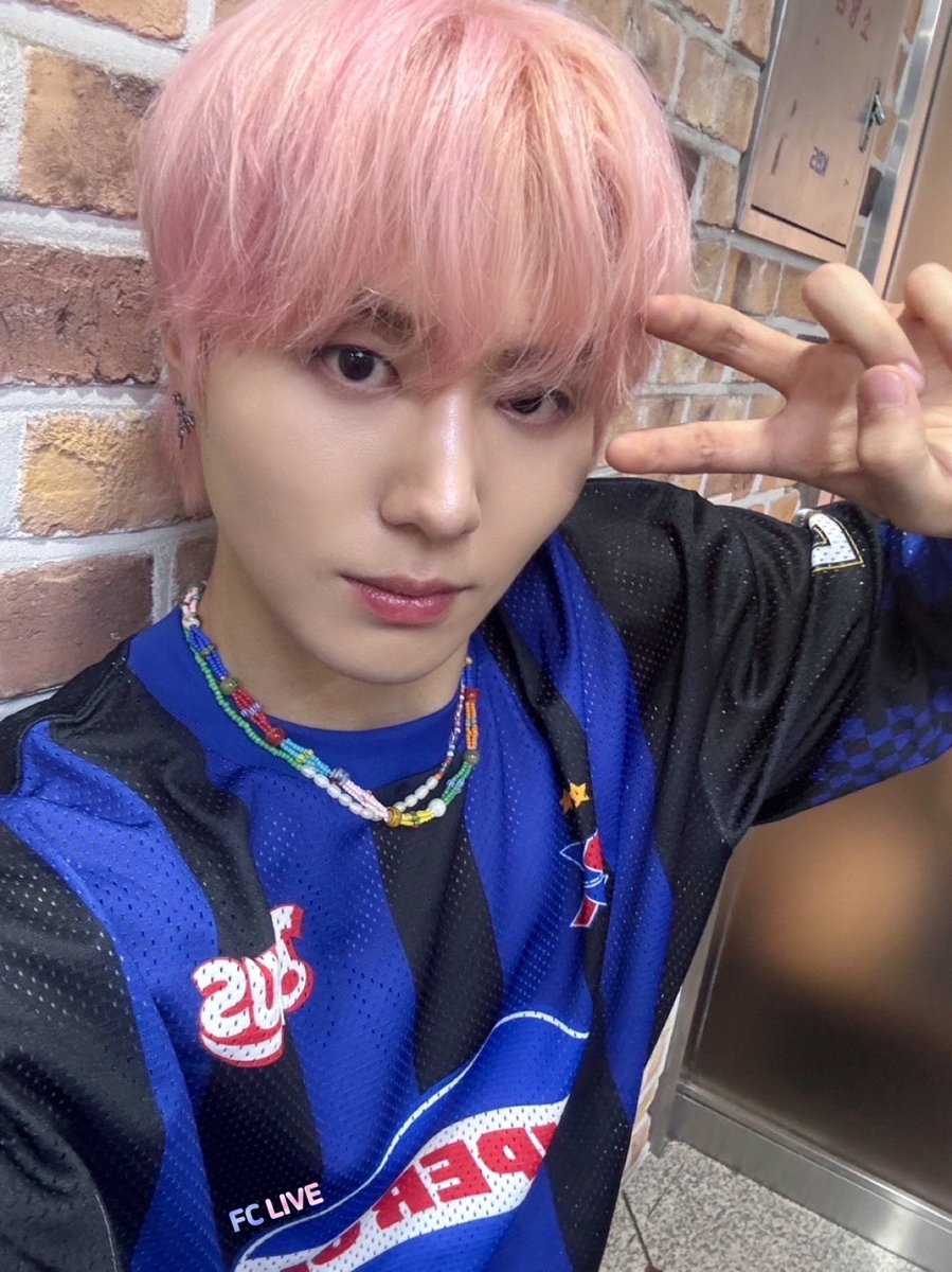 FCLIVE_official's tweet image. #EASTSHINE をご紹介します✨

最初は #IEL‼️
#アイエル は頼もしいリーダー👍
そしてオールラウンダーを担当しています😎

このメンバーが気になる方は⁉️
#イーストシャイン #Free #Promotion
8/9(金)~18(日)
#FCLIVE_TOKYO
🎟️bit.ly/4cSy2zd

#이스트샤인 @eastshine_tment
#KPOP #アイドル