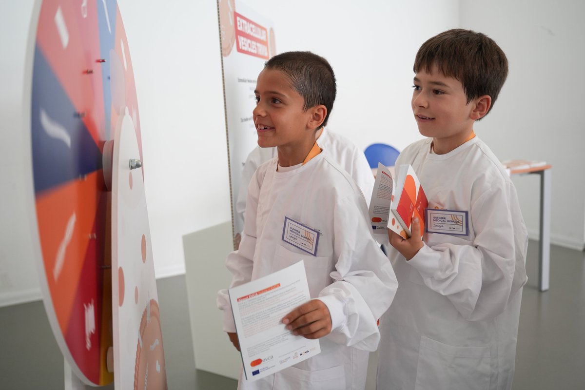 EVCA_Twinning's tweet photo. In July 11th, EVCA participated in an incredible Science Fair hosted by @nova_medschool, offering children and young people a chance to explore and engage with healthcare research. Inês Gomes, our Sci Comm volunteer gave insights into the fascinating world of EVs.

#EVCATwinning https://t.co/U16E5mfGXd