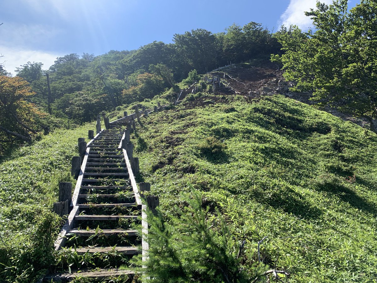 PsSeeker's tweet photo. Now that the rainy season has ended, I guess many hikers are rushing to the mountains. I’m also one of them and went to Mt. Hirugatake. The contrast between the blue sky and white clouds over the mountains was so impressive.
#蛭ヶ岳 #Hirugatake https://t.co/XUawCbbMWS