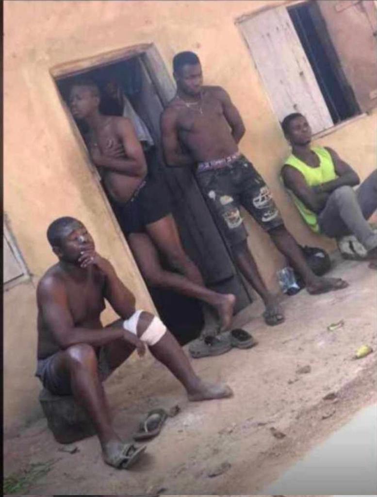 __CD2_'s tweet photo. Person wey get room don invite babe😂 https://t.co/QJCq3cJ65x