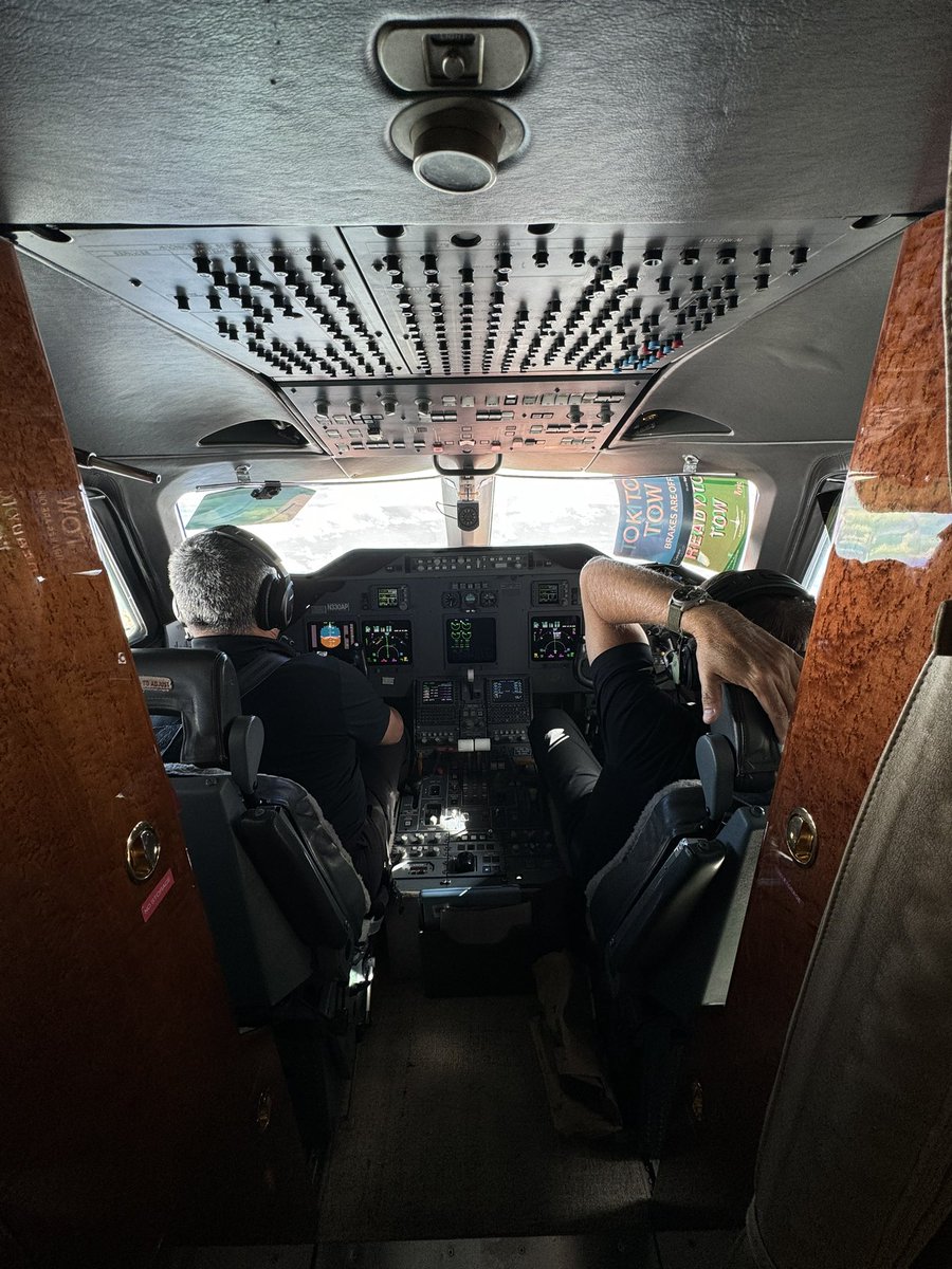 hayoner's tweet photo. Brb… ✌🏾 ✈️ https://t.co/dR8u6J5lH1