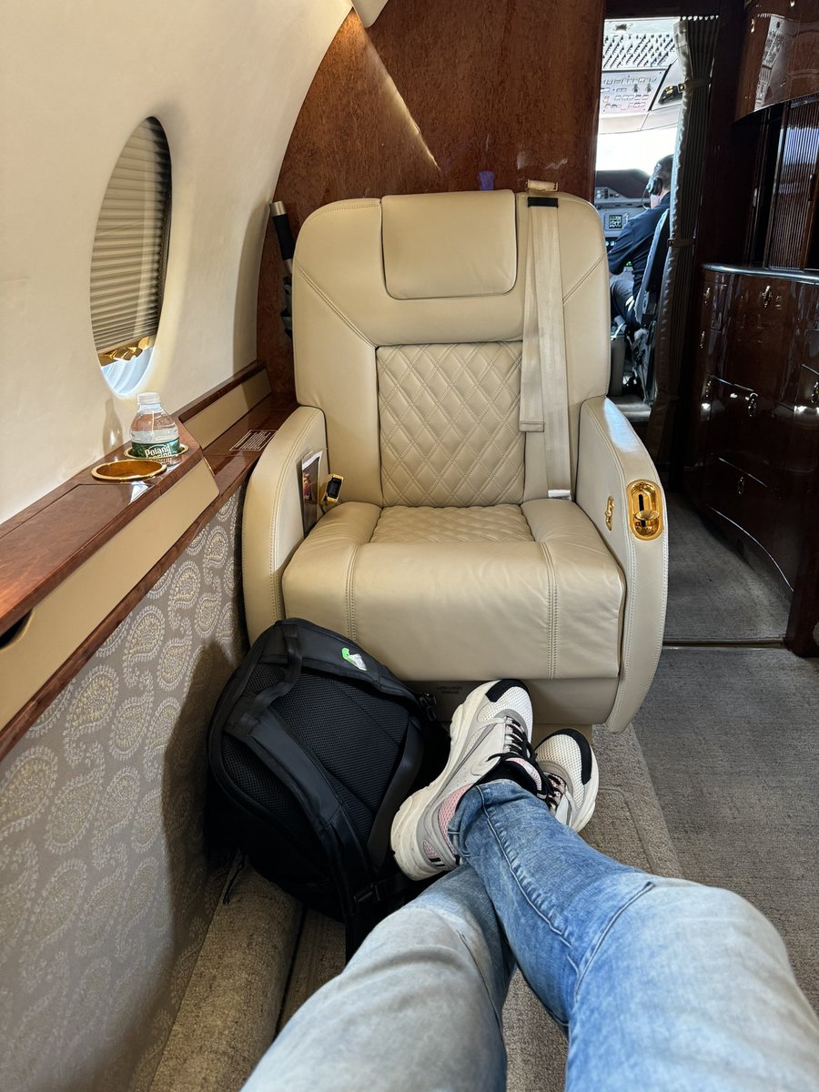 hayoner's tweet photo. Brb… ✌🏾 ✈️ https://t.co/dR8u6J5lH1