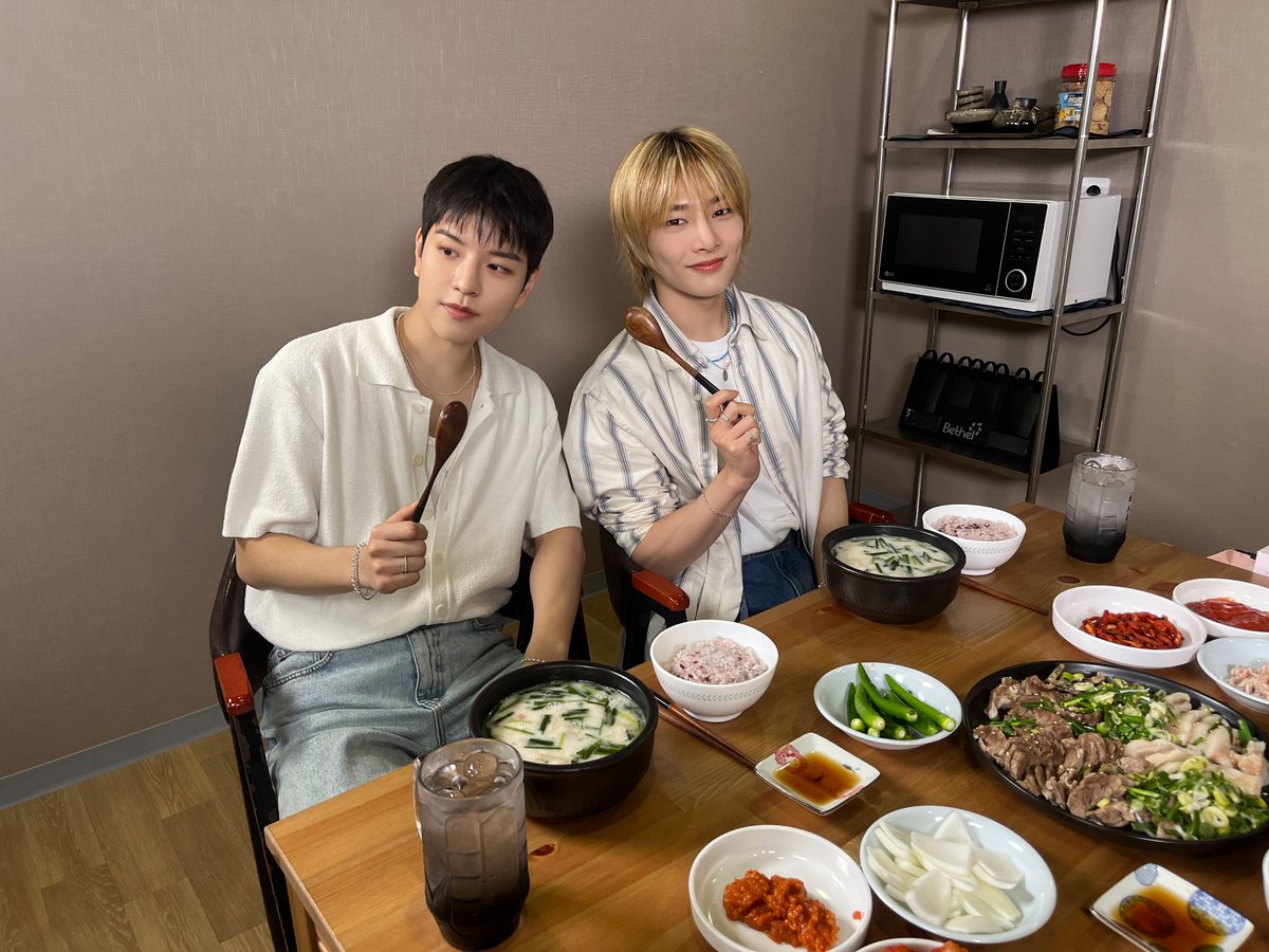 Stray_Kids's tweet photo. [SKZ-BEHIND📸] 

호칭 정리 끝! 대희 동생과 함께한 즐거운 저녁🍽😋

https://t.co/yaGdB461sx

#StrayKids #스트레이키즈
#승민 #Seungmin
#아이엔 #I_N
#ATE
#ChkChkBoom
#꼰대희��묵자
#StrayKidsComeback
#YouMakeStrayKidsStay https://t.co/xAIFDN77iA