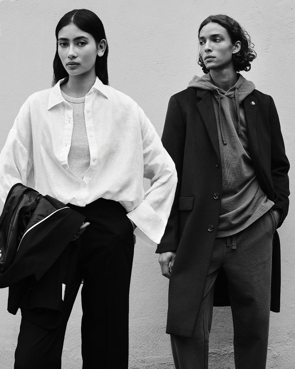 scotch_soda's tweet photo. Meet your new closet heroes: our collection of essential basics, is designed to be the backbone of your wardrobe. From perfect-fit tees, and crisp shirts to classic denim, these pieces will soon become the core of your wardrobe 👕👖
#ScotchAndSoda #Essentials #COREcollection https://t.co/huShNkKSfv