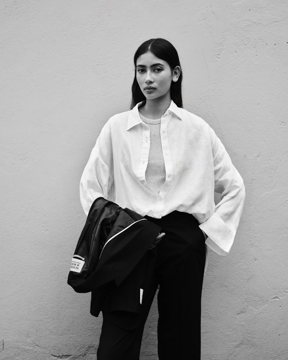 scotch_soda's tweet photo. Meet your new closet heroes: our collection of essential basics, is designed to be the backbone of your wardrobe. From perfect-fit tees, and crisp shirts to classic denim, these pieces will soon become the core of your wardrobe 👕👖
#ScotchAndSoda #Essentials #COREcollection https://t.co/huShNkKSfv