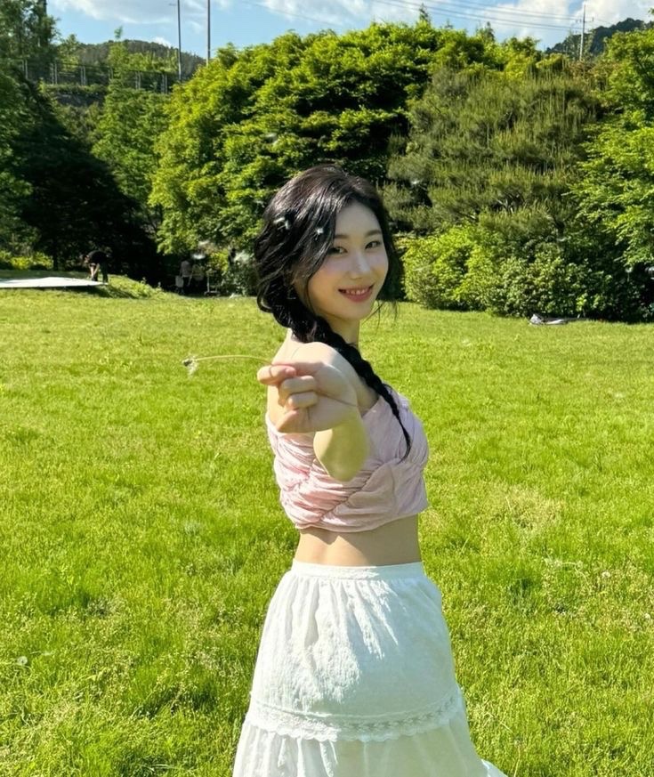 shavioza's tweet photo. @miekarel Rumput tetangga katanya selalu lebih hijau, tapi kayaknya rumput di Cibodas jauh lebih hijau ngga sih? Kenalin, Caca disini. Berniat mencari teman baru— teman hidup juga boleh. Salam kenal!🍀 https://t.co/YE8bUI8TVA