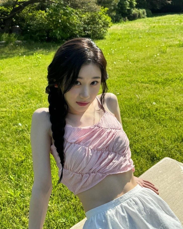 shavioza's tweet photo. @miekarel Rumput tetangga katanya selalu lebih hijau, tapi kayaknya rumput di Cibodas jauh lebih hijau ngga sih? Kenalin, Caca disini. Berniat mencari teman baru— teman hidup juga boleh. Salam kenal!🍀 https://t.co/YE8bUI8TVA