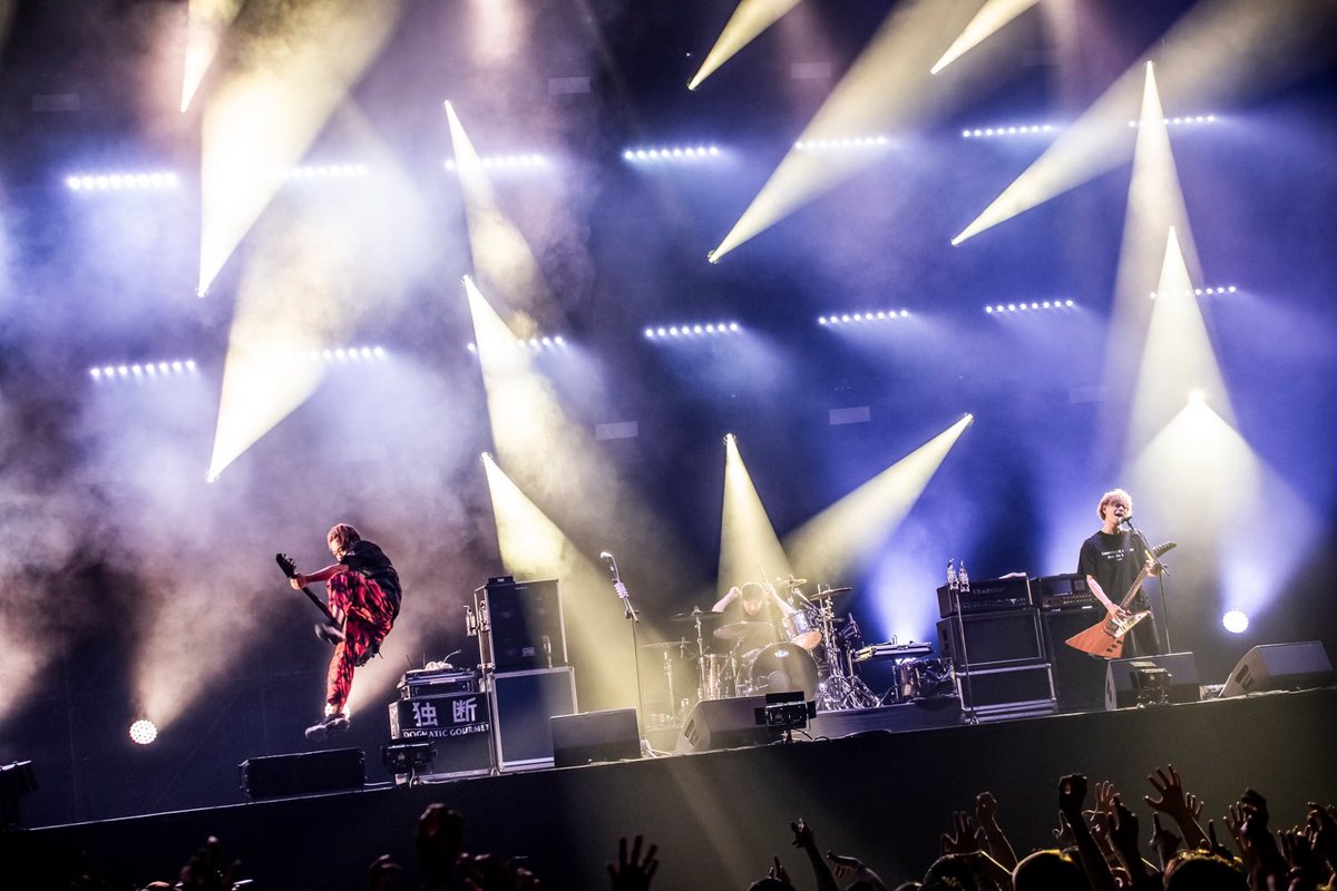 NUMBERSHOT_'s tweet photo. 【10-FEET】

壮大な音楽と共に姿を現した10-FEET。
そのステージは最初から最後までアクセル全開！
会場は一気に10-FEETの色に包まれました！
自然と体が動く曲の数々に興奮がおさまりません！

#NUMBERSHOT
#10FEET https://t.co/3CqJtOjBB2