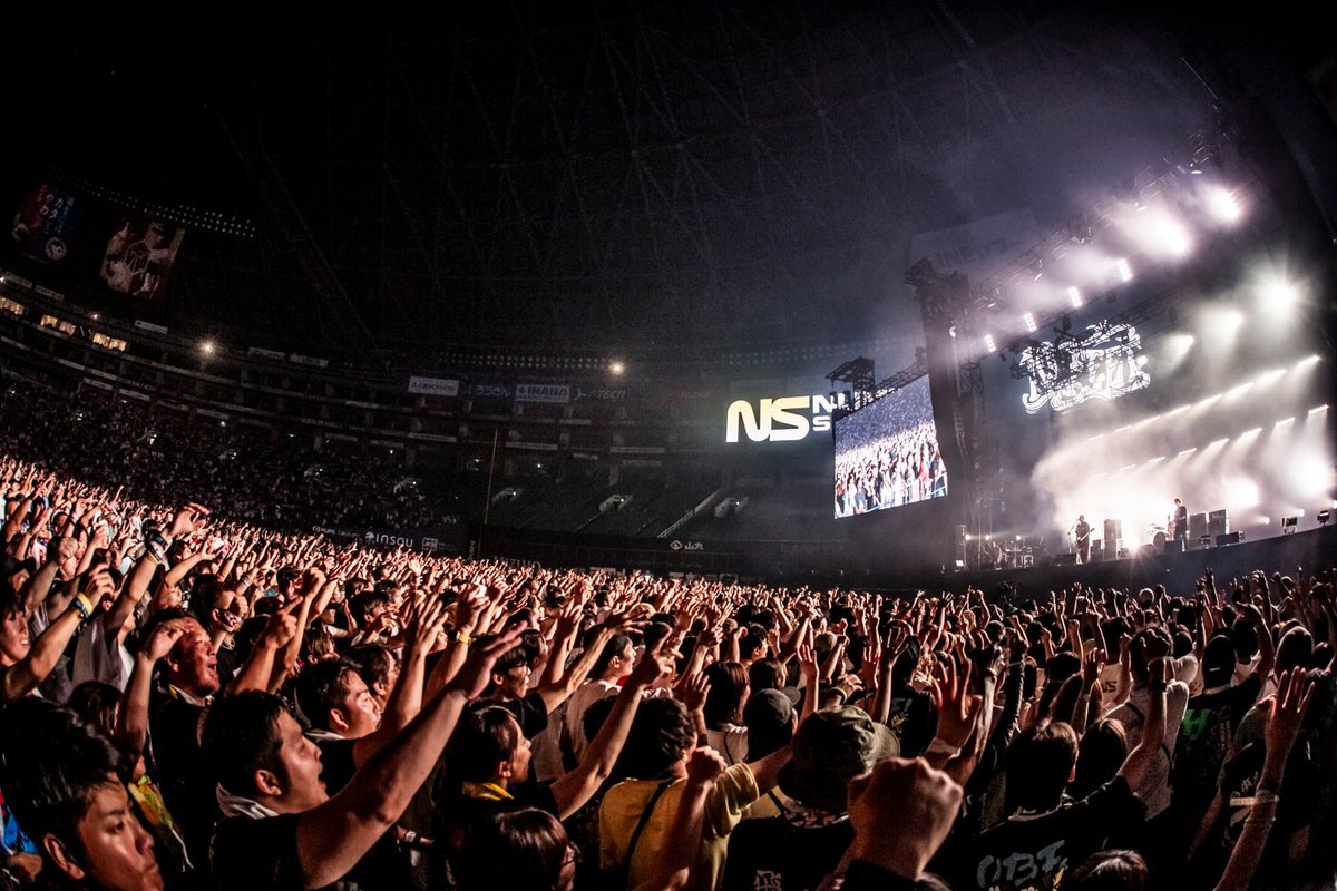 NUMBERSHOT_'s tweet photo. 【10-FEET】

壮大な音楽と共に姿を現した10-FEET。
そのステージは最初から最後までアクセル全開！
会場は一気に10-FEETの色に包まれました！
自然と体が動く曲の数々に興奮がおさまりません！

#NUMBERSHOT
#10FEET https://t.co/3CqJtOjBB2