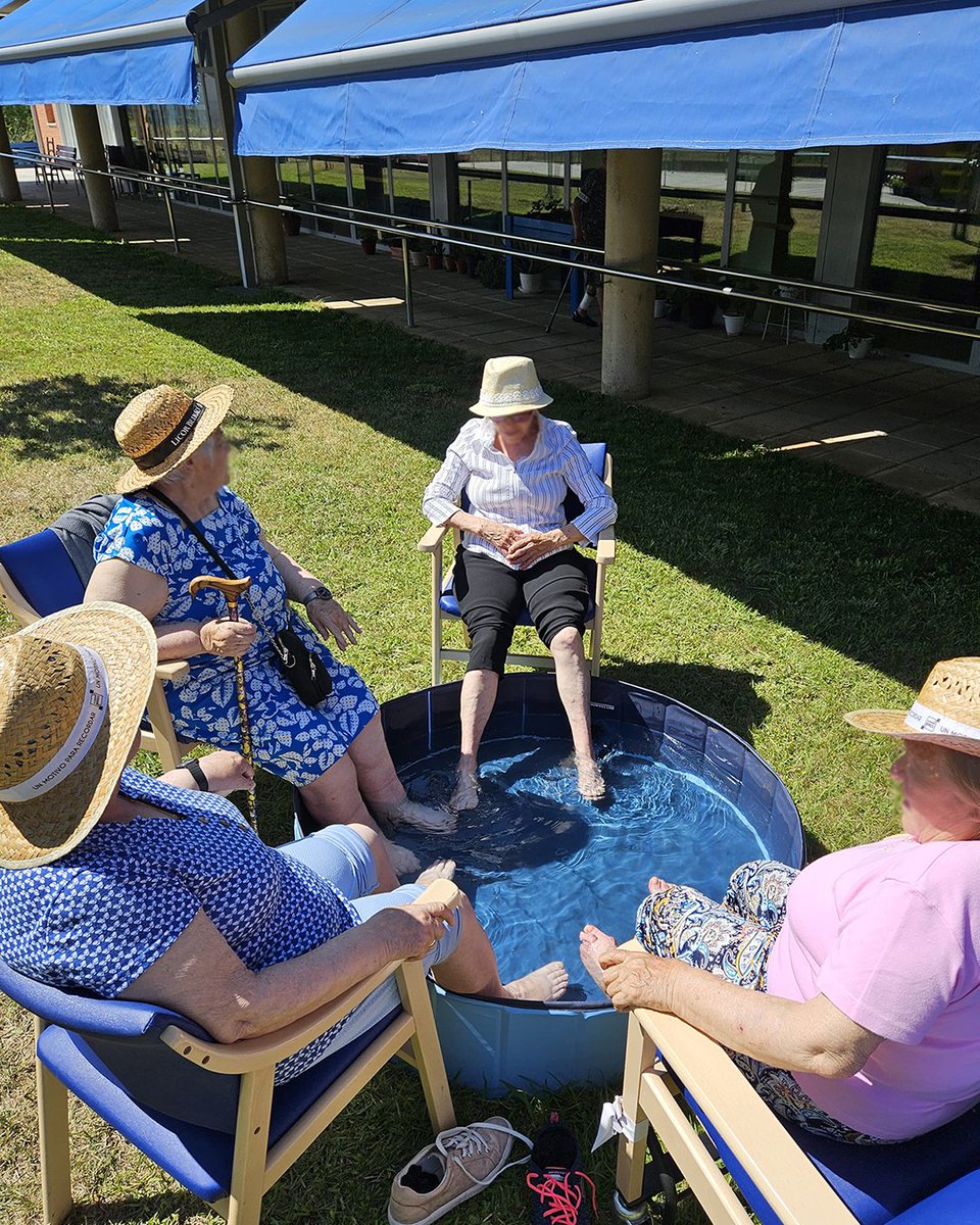 AlzheimerBierzo's tweet photo. 💧¡Así de fresquito es el #verano en nuestro #jardín!💦
#estimulaciónsensorial #afabierzo https://t.co/0pZEXc5n5U