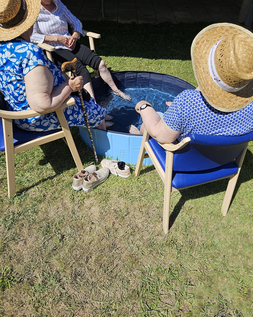 AlzheimerBierzo's tweet photo. 💧¡Así de fresquito es el #verano en nuestro #jardín!💦
#estimulaciónsensorial #afabierzo https://t.co/0pZEXc5n5U