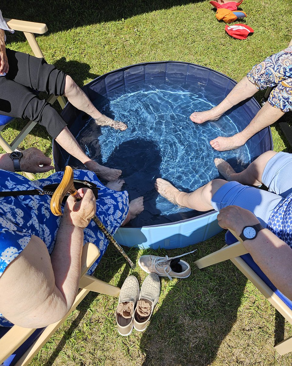 AlzheimerBierzo's tweet photo. 💧¡Así de fresquito es el #verano en nuestro #jardín!💦
#estimulaciónsensorial #afabierzo https://t.co/0pZEXc5n5U