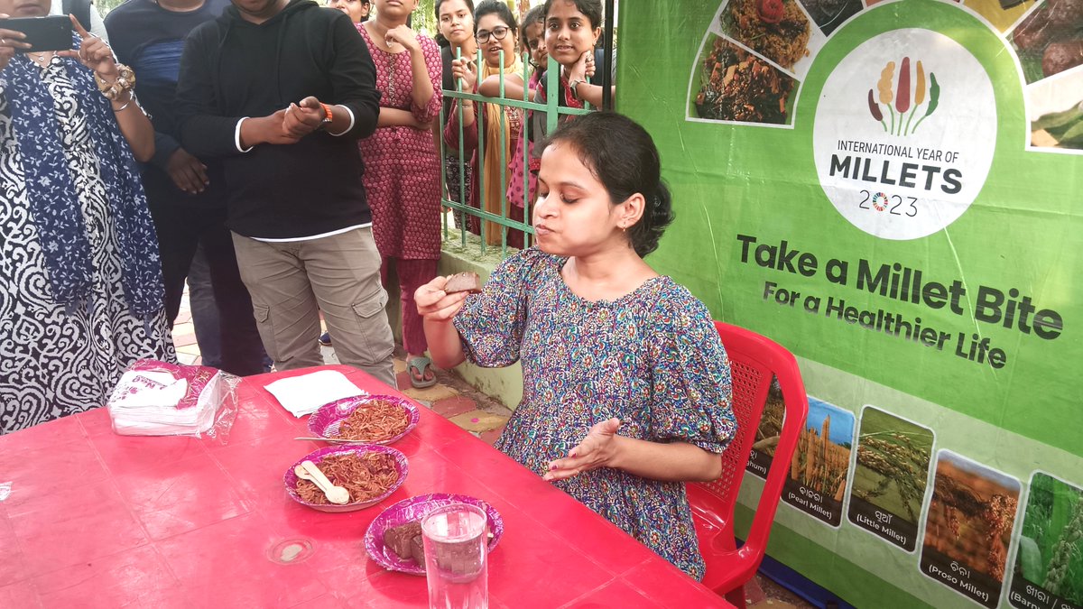 MilletsOdisha's tweet photo. A two-day Millet Shakti product awareness campaign was organised near the Millet Shakti Cafe located at OUAT Campus. “Millet Maharaja” - A food challenge contest was organised during the two days campaign and the winners were presented with millet souvenirs. The event drew a large crowd.

@krushibibhag