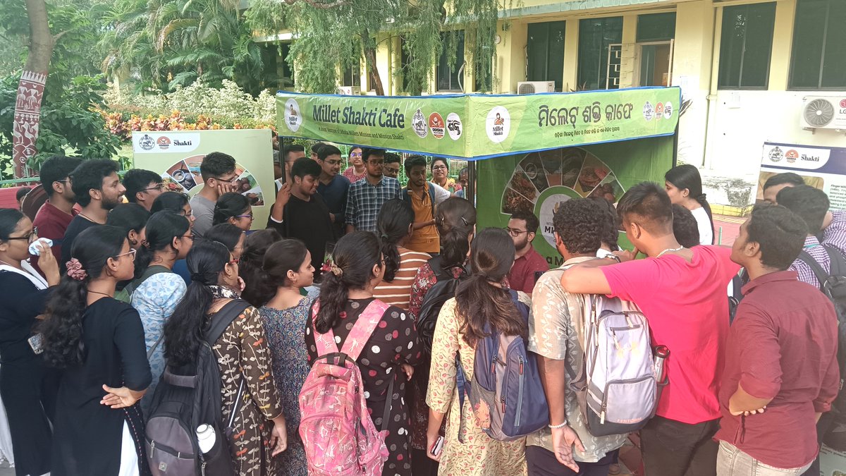 MilletsOdisha's tweet photo. A two-day Millet Shakti product awareness campaign was organised near the Millet Shakti Cafe located at OUAT Campus. “Millet Maharaja” - A food challenge contest was organised during the two days campaign and the winners were presented with millet souvenirs. The event drew a large crowd.

@krushibibhag