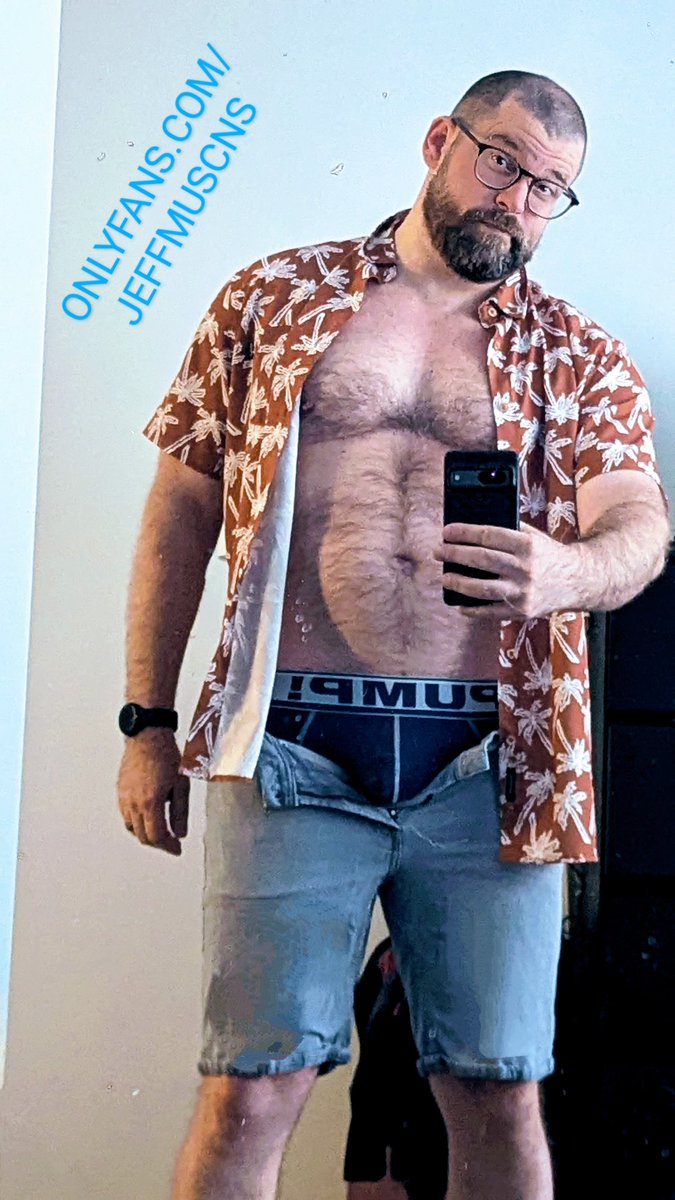 JefferyRacz's tweet photo. Dadbod and Glasses 🤷🏼‍♂️ https://t.co/SszIiIpYUO