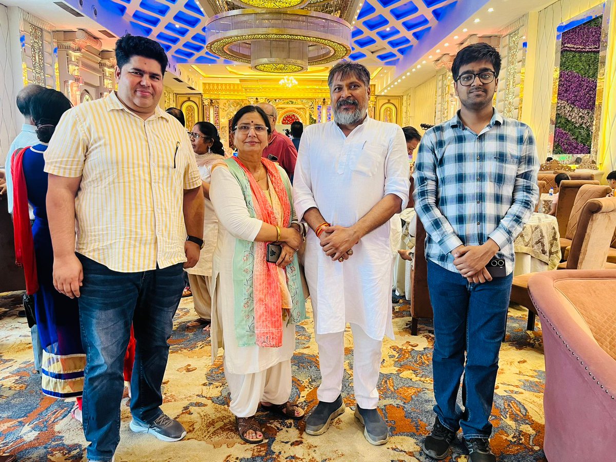 NamanAggarwal29's tweet photo. आज सेक्टर 17, गुरूग्राम स्थित ब्लिस प्रीमियर में @indianews_hr द्वारा आयोजित "शाइनिंग हरियाणा कॉन्क्लेव" में भारतीय जनता पार्टी गुरुग्राम की जिला उपाध्‍यक्ष व @BJPHRY4Sheetla की प्रभारी @KhatriSundary जी व‌ भारत तिब्बत सहयोग मंच हरियाणा के प्रांत अध्यक्ष अमित गोयल जी के साथ न्यूज़ कॉन्क्लेव में शामिल हुआ। 

'शाइनिंग हरियाणा कॉन्क्��ेव' में @BJP4India के वरिष्ठ नेता व हरियाणा विधानसभा अध्यक्ष श्री @GianChandBjp जी,  हरियाणा सरकार में वित्त मंत्री श्री @JPDALALBJP जी, @BJP4Haryana के प्रदेश अध्यक्ष व राई से विधायक श्री @MohanLal_Badoli जी, शहरी निकाय मंत्री श्री सुभाष सुधा जी, भारतीय जनता पार्टी हरियाणा के मुख्य प्रवक्ता @jawaharyadavbjp जी, @DC_Gurugram निशांत यादव जी, सी.एम.ओ गुरूग्राम वीरेंद्र यादव जी व अन्य समाजसेवी एवं प्रशासनिक अधिकारी मौजूद रहे।