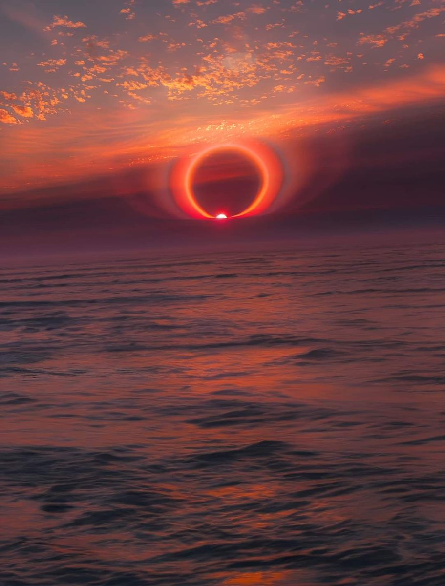 Neo__One___'s tweet photo. Extremely rare solar halo captured during sunrise. https://t.co/dEClw80jdp