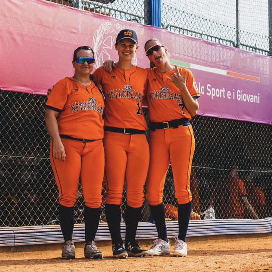 textowntigers's tweet photo. 🥎🏆🔜 Om 17 uur spelen de oranje softbalsters tegen Canada en gaan zij op jacht naar de eerste WK medaille in de historie van het Nederlands softbal! 
Juich de TTT’ers Lindsey, Dinet en Annemiek en de andere meiden van @teamnlsoftball naar de overwinning en de bronzen plak! https://t.co/wez2myRgeI