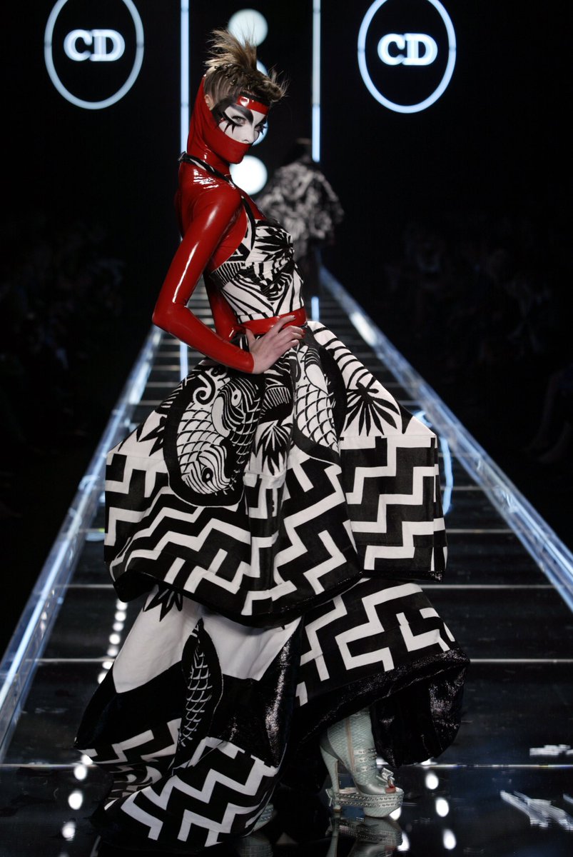 LaModeUnknown's tweet photo. Christian Dior by ✨John Galliano✨ Fall/Winter 2003. 🪡 https://t.co/WZ9m2i7lI3