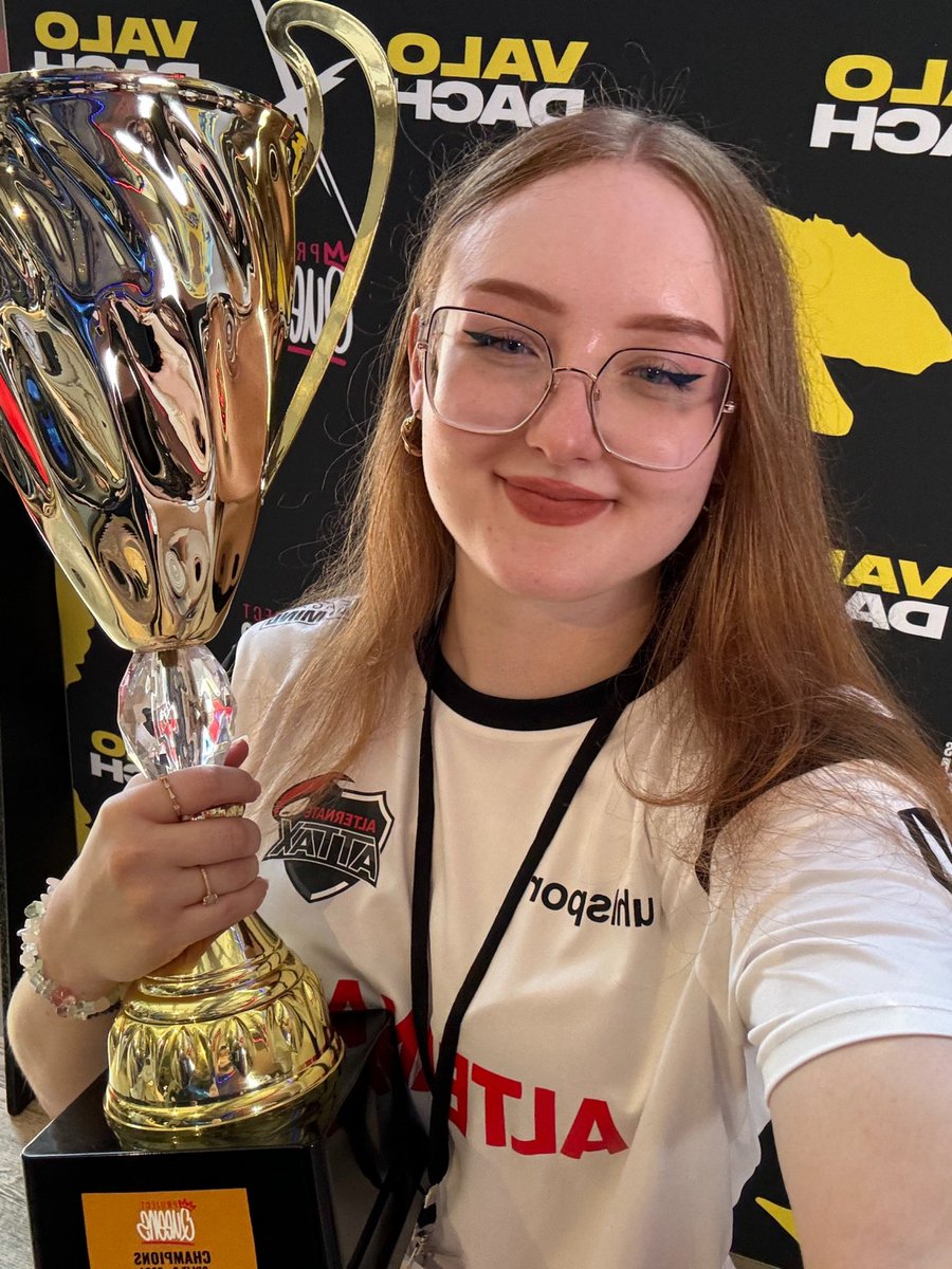 nika 🌙 tweet media