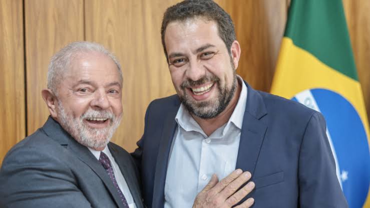 pesquisas_elige's tweet photo. 🚨COMPARTILHEM URGENTE: Em São Paulo, Guilherme Boulos (PSOL-SP) anuncia 8 partidos em sua coligação e começa a apresentar propostas para a capital do estado. Por favor, escrevam BOULOS PREFEITO nos comentários da postagem. Confira algumas delas no que se refere à educação da cidade:
 
📃🇧🇷Propostas de @GuilhermeBoulos
para a educação de São Paulo:

🥇Ensino integral nas escolas municipais, usando o padrão do CEU, com integração entre educação, cultura, lazer e esporte

🥈Psicólogos em todas as escolas

🥉"Centros de Oportunidades" nos bairros mais pobres para aumentar a qualificação profissional em empregos com mão de obra escassa (IA, robótica, audiovisual, turismo, gastronomia)

🥇Escolas específicas para a população em situação de rua, em parceria com entidades da Construção Civil

🥈Valorização dos profissionais (Ricardo Nunes deu apenas 2% de aumento em 2024)

🗞️@Analise2023