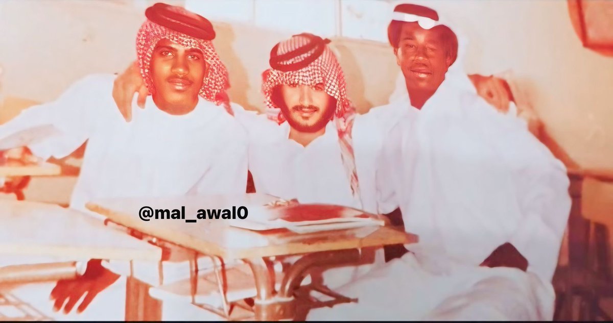 Awal0Mal's tweet photo. من اليمين خالد وليد الهتمي رحمه الله - جاسم محمد المالكي - حسن موسى الهتمي حفظهما الله طلاب في المرحلة الثانوية سنة ١٩٨١ https://t.co/zjI94yTGGC