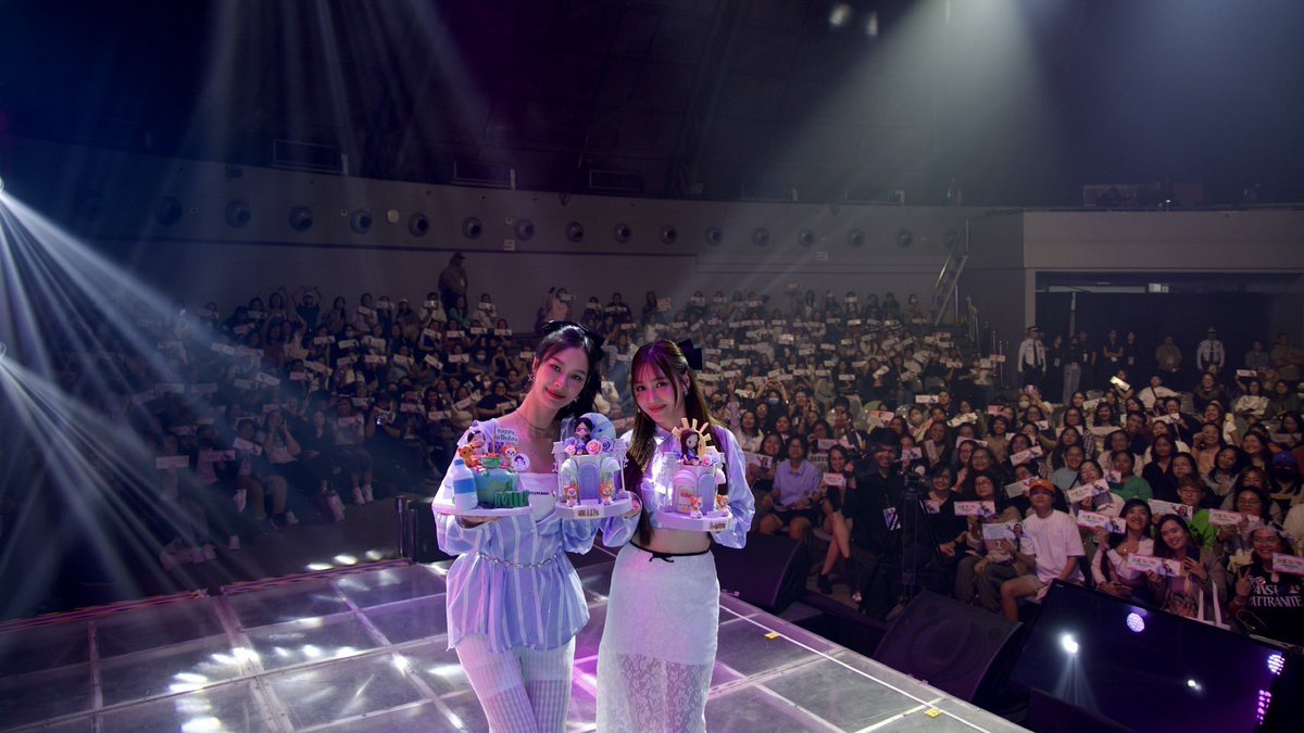 GMMTV's tweet photo. Nagustuhan niyo ba ang aming show ngayong araw? 😊 Maraming salamat sa pagpunta! Sobrang na-touch kami talaga! 🥰 Kita-kits sa susunod!! 🤘🩷💚 
#MilkLove1stFMInManila

Do you guys love our show today? 😊 Thank you so much for coming to see us! We’re so touched! 🥰 See you all next time!! 🤟🏻🩷💚

ชอบโชว์ของเราสองคนวันนี้มั้ยยยย 😊 ขอบคุณทุกๆ คนที่มาหากันในวันนี้นะคะ ใจฟูสุดๆ 🥰 โอกาสหน้าเจอกันใหม่นะทุกคน 🤟🏻🩷💚

#GMMTV