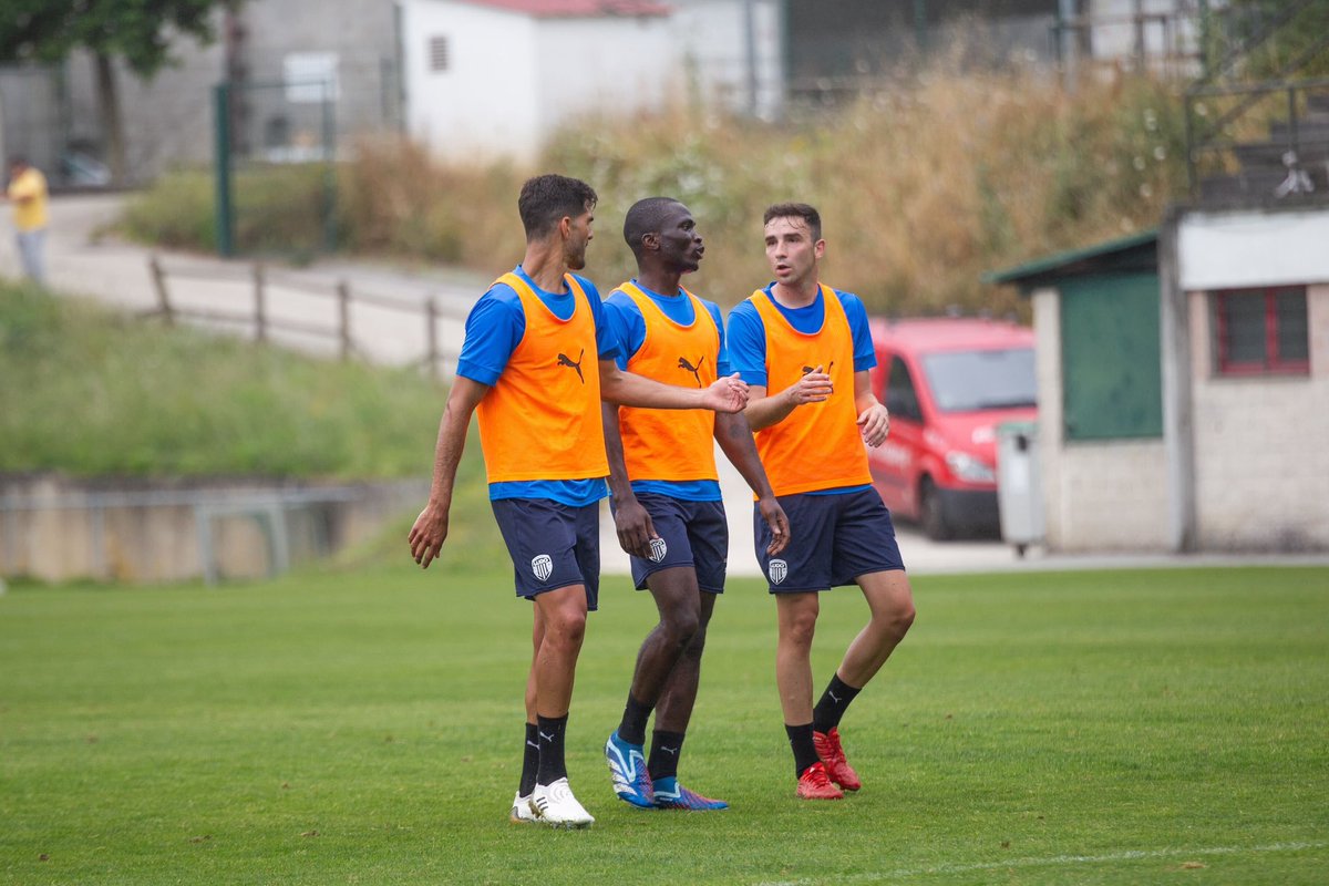 CDeportivoLugo's tweet photo. ⚽️ Primeira sesión baixo a chuvia (de moitas 😉) para rematar a primeira semana de pretempada! 

💪 Bo traballo, rapaces! 

#ForzaLugo https://t.co/3bfgP63LKS