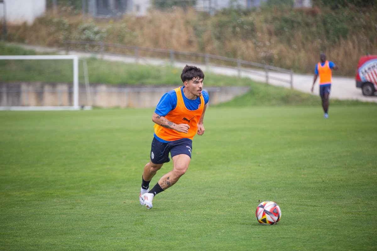 CDeportivoLugo's tweet photo. ⚽️ Primeira sesión baixo a chuvia (de moitas 😉) para rematar a primeira semana de pretempada! 

💪 Bo traballo, rapaces! 

#ForzaLugo https://t.co/3bfgP63LKS