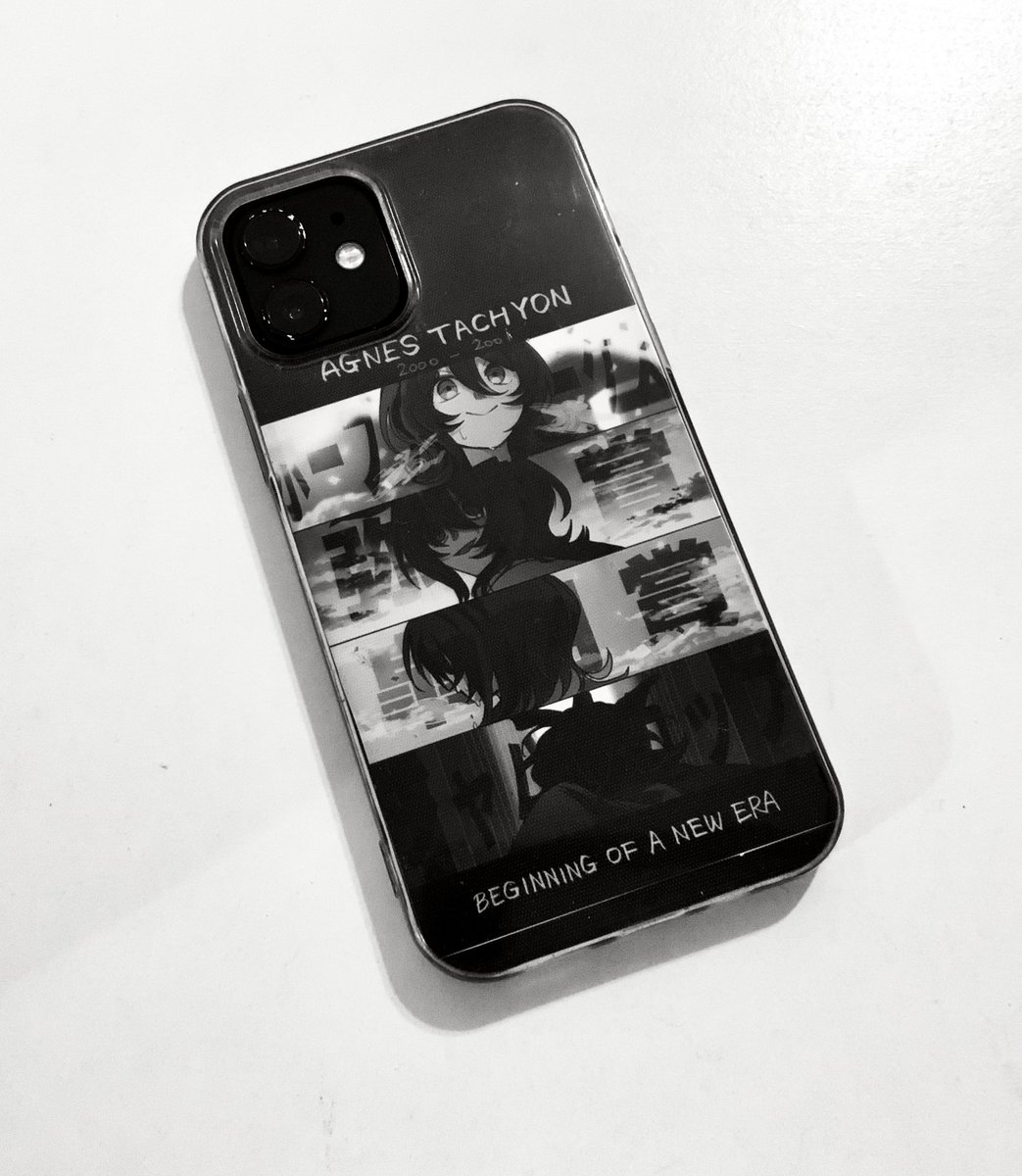 これはiPhone12のサイズ用ですがファミマでプリントすればケースに入れられてとてもいいですよ。本体が黒色だと尚良。番号を載せておくので興味あれば是非。モノクロです なにかに飾ってもクールでいいですよ 
