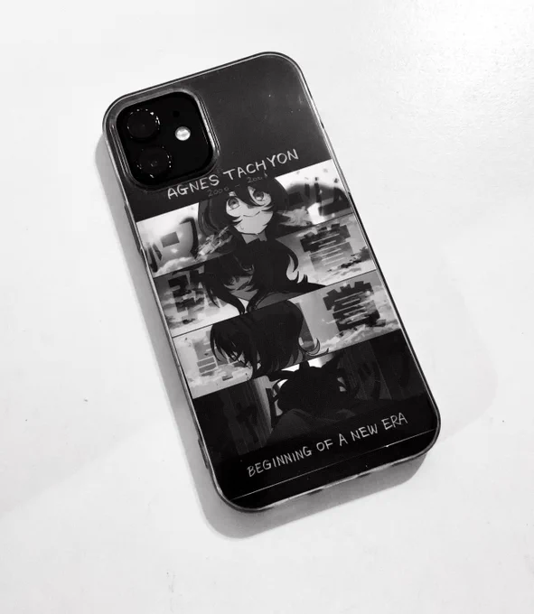これはiPhone12のサイズ用ですがファミマでプリントすればケースに入れられてとてもいいですよ。本体が黒色だと尚良。番号を載せておくので興味あれば是非。モノクロです なにかに飾ってもクールでいいですよ 