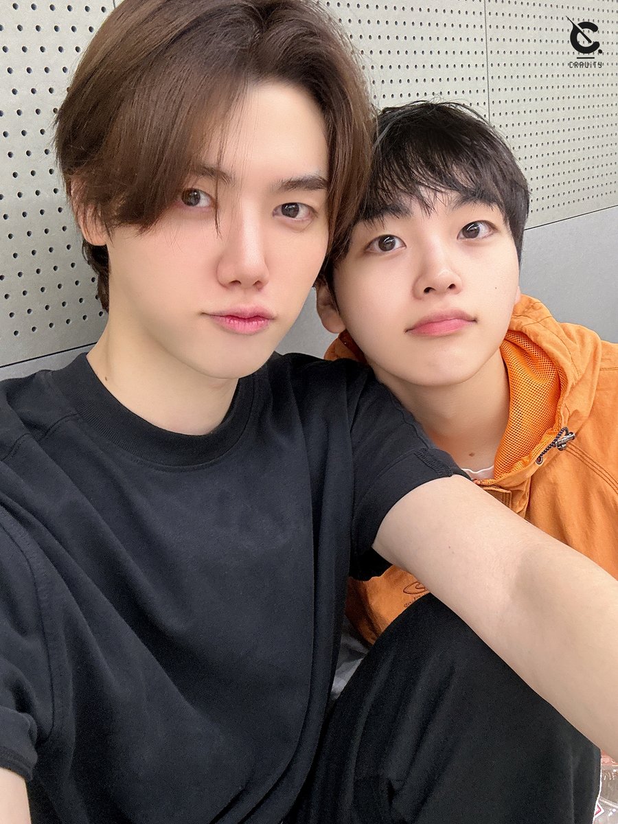 CRAVITYstarship's tweet photo. [#크래비티_모먼트] 240720
주말에 뭐행
⠀
#CRAVITY #크래비티
#민희 #형준 https://t.co/yq7QhGiWXG