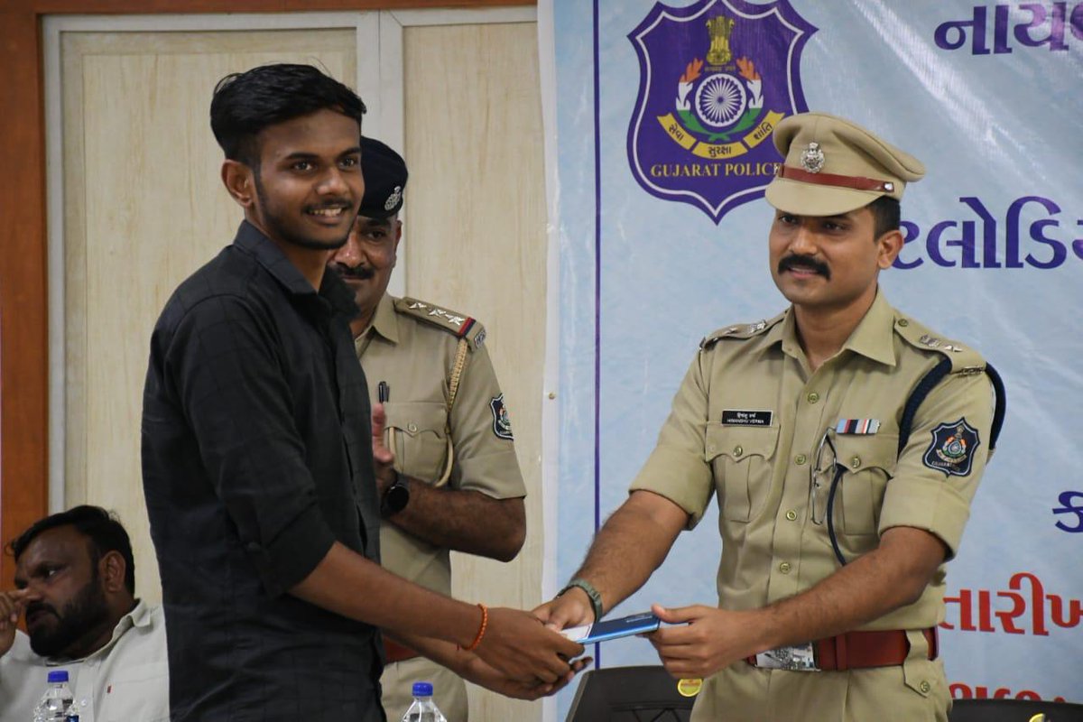 AhmedabadPolice's tweet photo. નાયબ પોલીસ કમિશ્નર ઝોન-૧ શ્રીની અધ્યક્ષતામા ઘાટલોડીયા પોસ્ટે  વિસ્તારના રહીશો સાથે  જન સંવાદ કાર્યક્રમ અંતર્ગત રહીશોની પ્રશ્નોનુ નિરાકરણ કરી તેમજ "તેરા તુજ કો અર્પણ" કાર્યક્રમ અંતર્ગત અરજદારોને ૧૪ મોબાઇલ ફોન (જેની કિ.રૂ-૦૪,૧૨,૦૦૦) પરત સોંપવાની કામગીરી કરવામા આવેલ

@sanghaviharsh https://t.co/091SV6VVbR