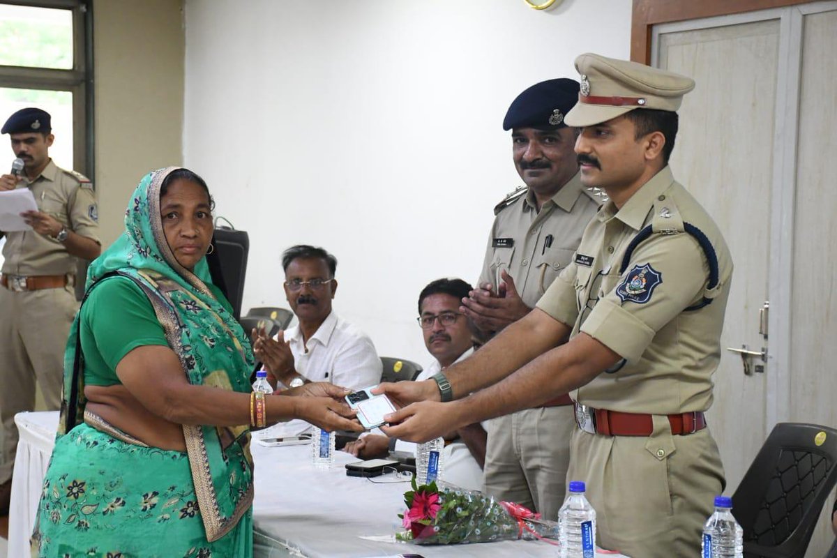 AhmedabadPolice's tweet photo. નાયબ પોલીસ કમિશ્નર ઝોન-૧ શ્રીની અધ્યક્ષતામા ઘાટલોડીયા પોસ્ટે  વિસ્તારના રહીશો સાથે  જન સંવાદ કાર્યક્રમ અંતર્ગત રહીશોની પ્રશ્નોનુ નિરાકરણ કરી તેમજ "તેરા તુજ કો અર્પણ" કાર્યક્રમ અંતર્ગત અરજદારોને ૧૪ મોબાઇલ ફોન (જેની કિ.રૂ-૦૪,૧૨,૦૦૦) પરત સોંપવાની કામગીરી કરવામા આવેલ

@sanghaviharsh https://t.co/091SV6VVbR