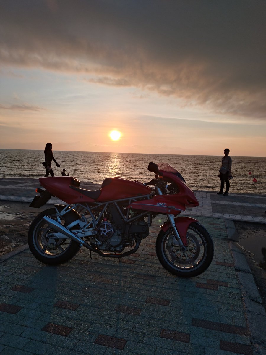 Tachion02r's tweet photo. 日本海の夕焼け
#バリフォルニア #ドゥカテイ #SS900 #boldor https://t.co/zxXfZAemfd