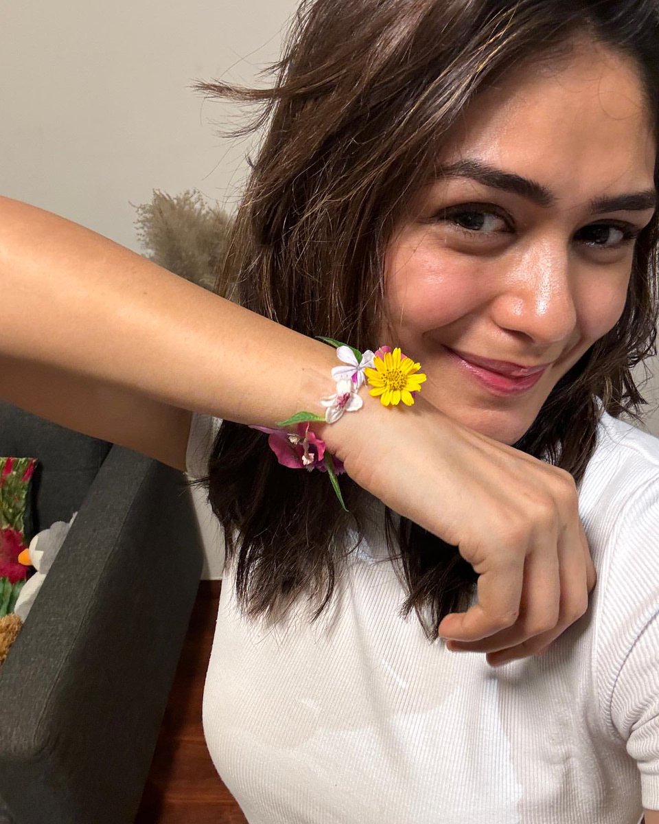 MrunalSutra's tweet photo. 🤍 Mrunal 🤍
#MrunalThakur #MrunalSutra #DesiSutra https://t.co/Q2bdejlW41