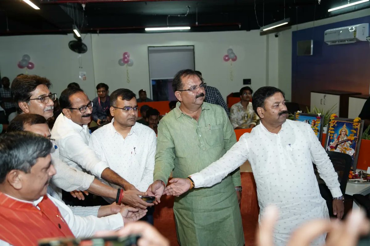 RiseJhansi's tweet photo. On July 19, MP Mr. Anurag Sharma inaugurated the WEDC at RISE Jhansi, launching its logo and booklet. This initiative, supported by city officials, aims to empower women entrepreneurs with essential training and resources. #WEDC #RISEJhansi #WomenEntrepreneurs https://t.co/rZR1yUaryq