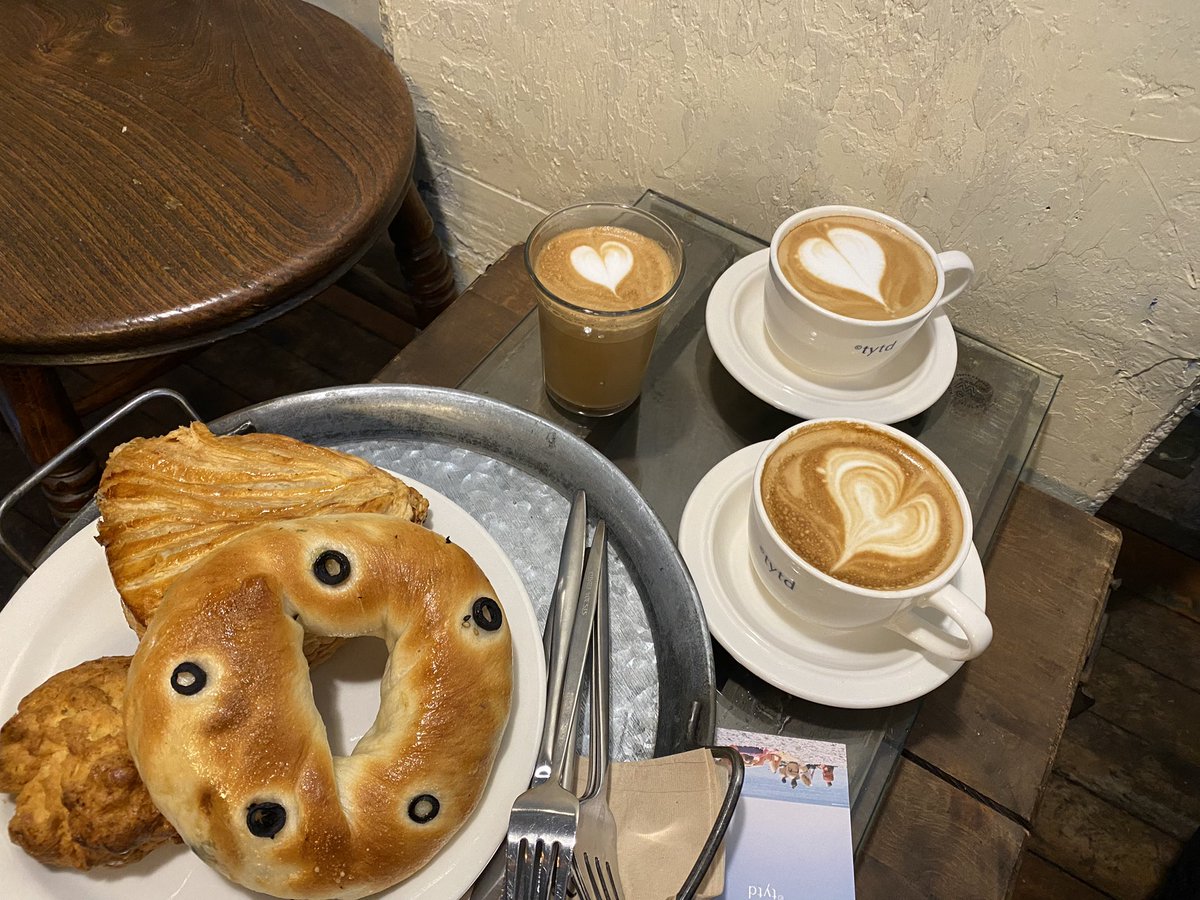 오늘 연남동 티와이티디 베이커리 카페 갔었는데 빵이
너무 맛있어서 깜놀했다.😍